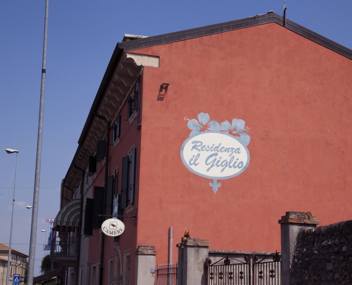 3 facciata con logo
