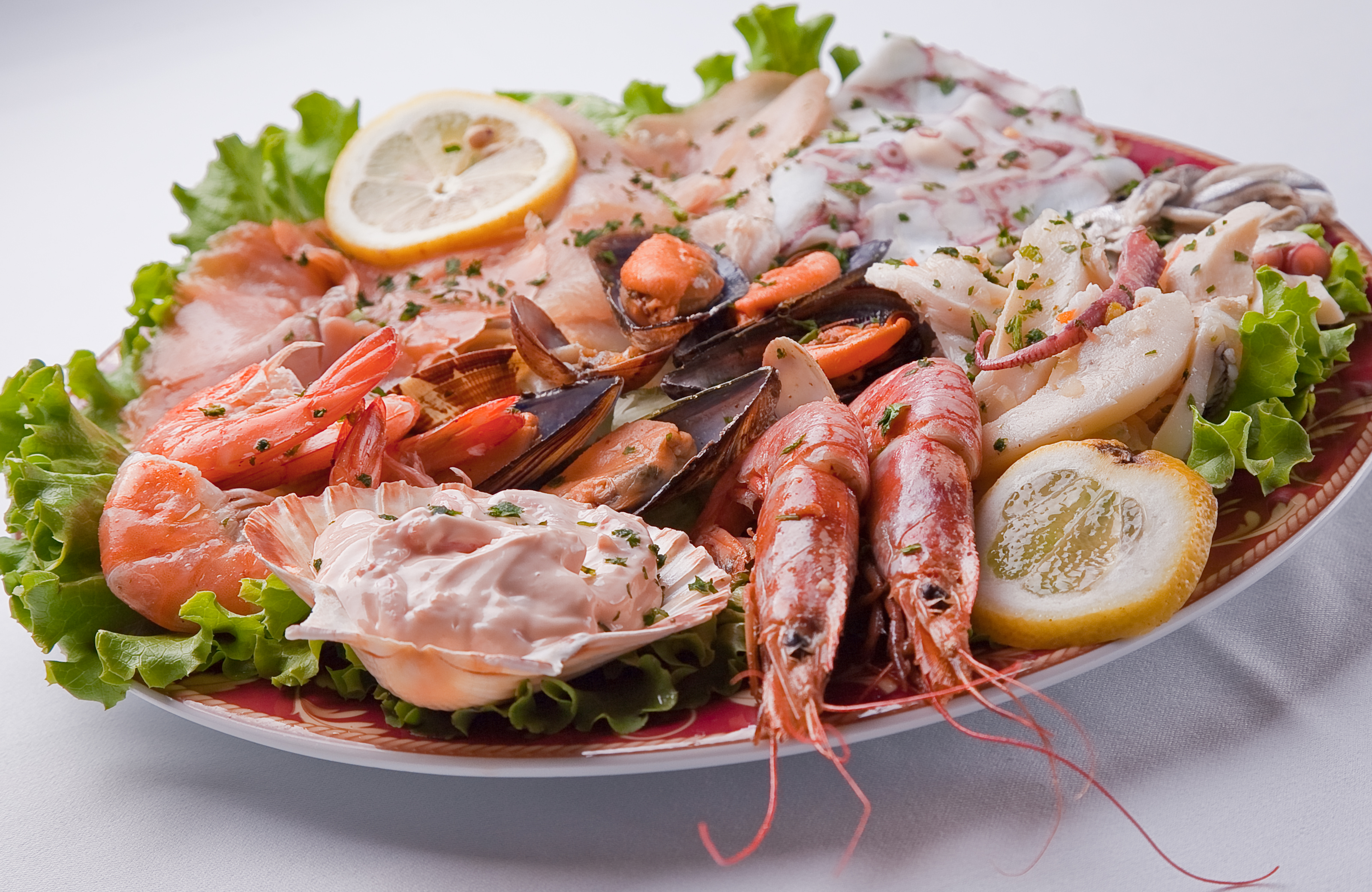 Carpaccio spada, salmone e polipo, ins mare, codine gambero, cozze, alici, salsa rosa, gamberi vapore